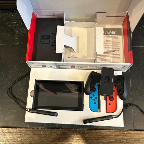 Nintendo Switch - Picture 3 of 13